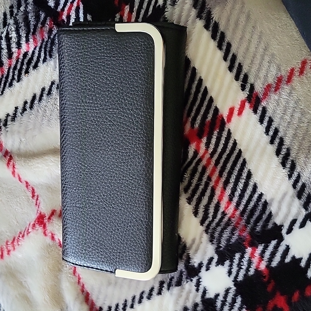 📦🚨DONATIONS SOON!! 📦🚨 Black Wallet With Lots of Space